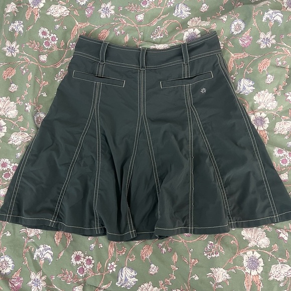 Athleta pleated skort dark gray with white contrast size small with back pockets - Picture 3 of 10